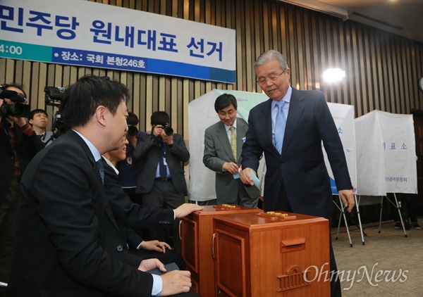 4일 오후 서울 여의도 국회에서 열린 제20대 국회 더불어민주당 제1기 원내대표 선거에서 김종인 비대위 대표와 이종걸 원내대표가 투표하고 있다.