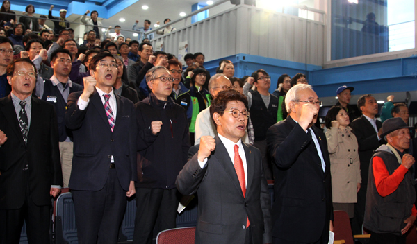 인천 5.3민주항쟁 정신계승 기념식 참석자들이 ‘임을 위한 행진곡’을 부르고 있다. 