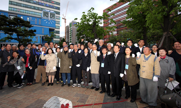 인천 5.3민주항쟁 정신계승 기념식 참석자들이 단체 기념사진을 찍고 있다. 