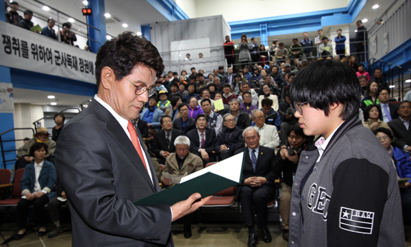 이청연 인천시교육감이 ‘민주평화인권 사진 콘테스트’ 입상자에게 상장을 주고 있다.