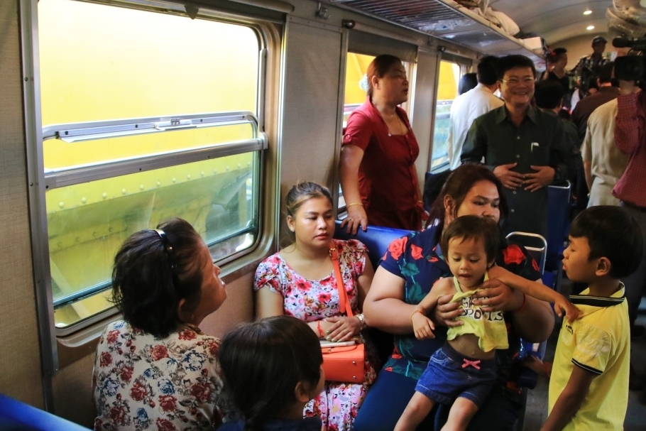 유명 해안관광도시 시하누크빌행 열차에 몸을 실은 캄보디아 현지인 가족들의 모습. 이 기차는 당분간 매주 토요일과 일요일  주말만 운행한다. 