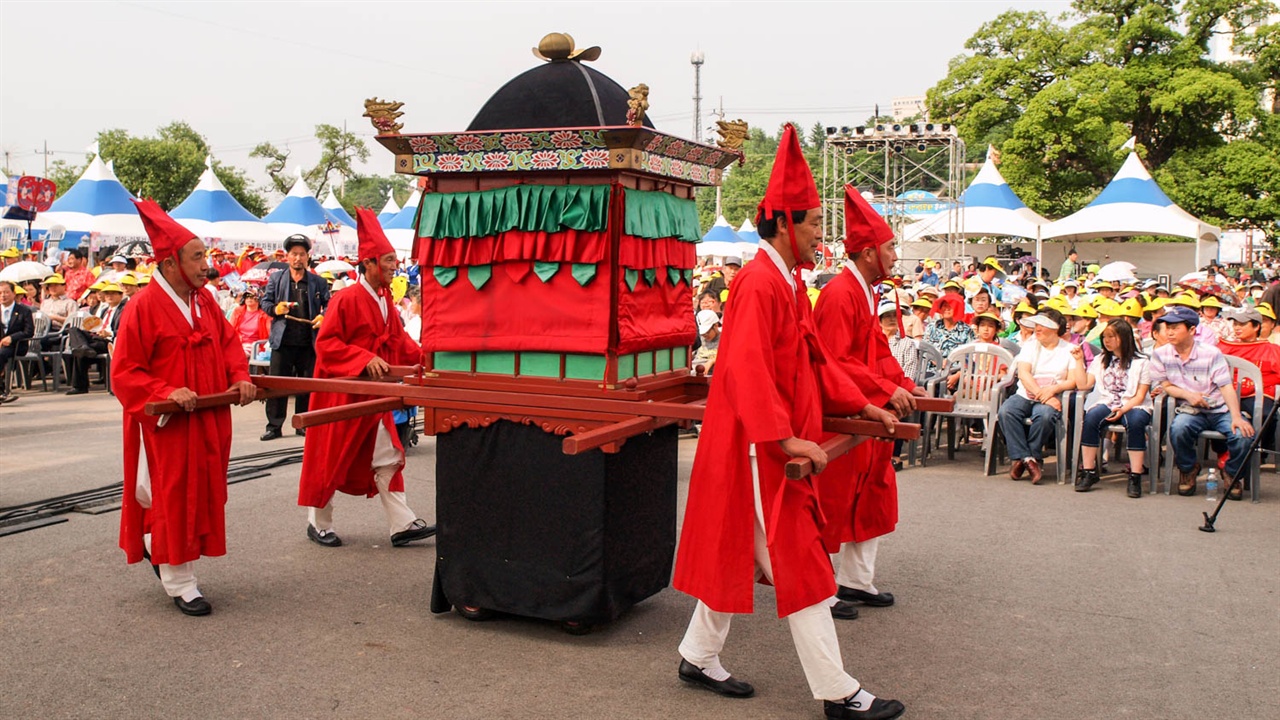 태 봉안식 퍼레이드 해마다 5월이면, 성주군에서는 '생명문화축제'가 열린답니다. 이 축제 기간 중에는 세종대왕자태실을 모신 이 지역의 문화를 바탕으로 '태 봉안식 퍼레이드'가 펼쳐진답니다. 이 의식 또한 볼거리가 무척 많답니다.