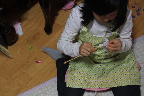 뜨개질을 배우는 큰아이