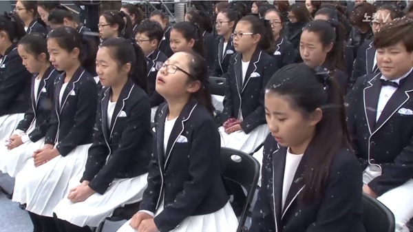 김영삼 전 대통령 영결식 때 추위에 떨어야 했던 어린이 합창단의 모습