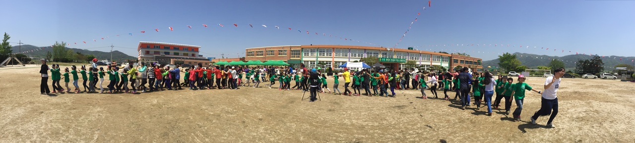묘량가족한마당의 하이라이트. 묘량중앙초등학교의 운동회는 아이들과 학부모, 교사와 지역주민들이 한데 어우러지는 마을축제다. 