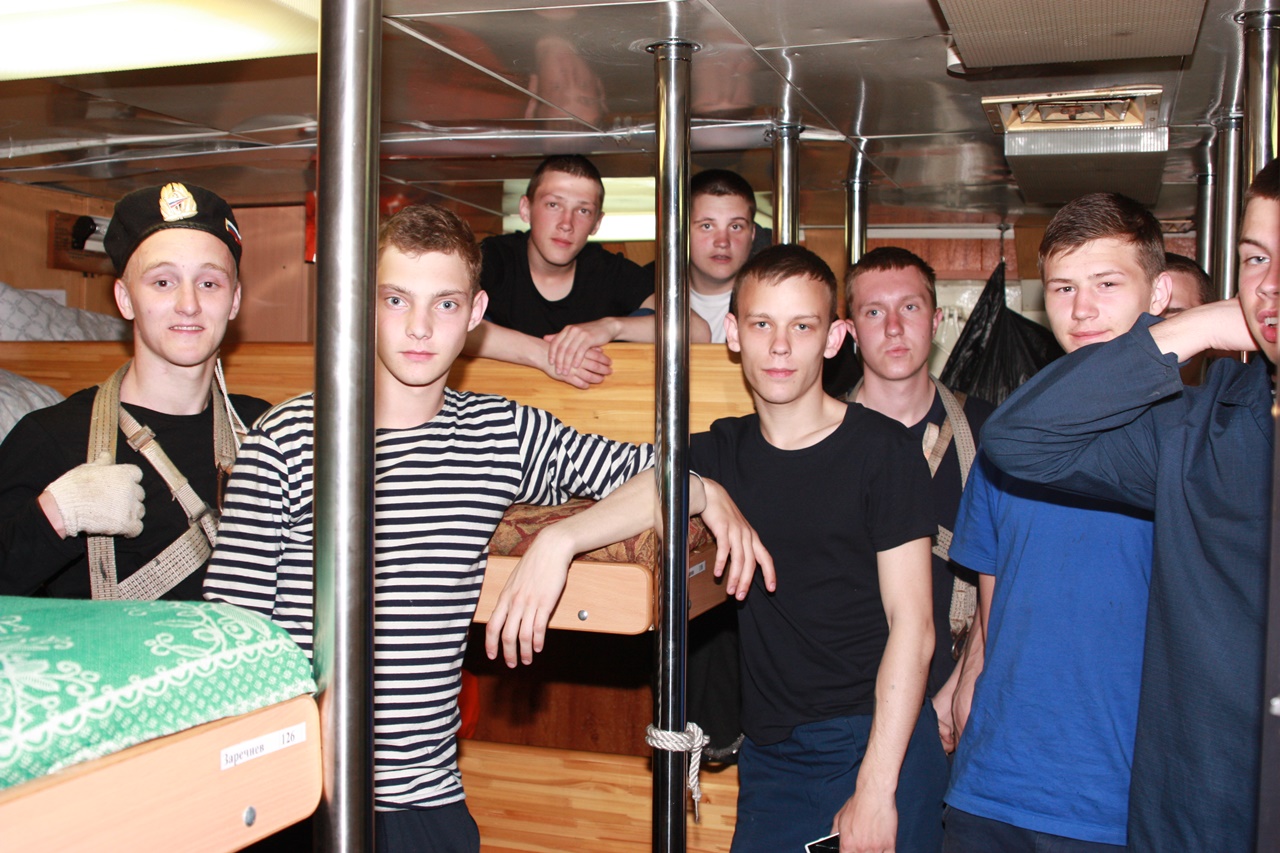 팔라다호 선실에서 모여있는 러시아 해양대학생들의 모습