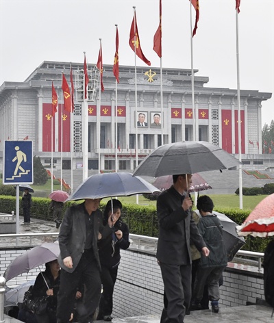 '김정은 시대'의 선포를 공식화하는 북한의 제7차 노동당 대회가 6일 개막한다. 사진은 대회가 열리는 평양 4·25 문화회관 주변의 5일 모습. 