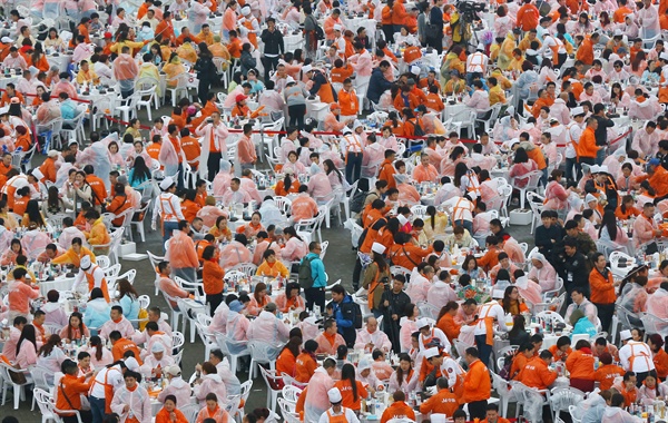 중국 건강보조제품 제조회사 중마이그룹 임직원 4천여명이 6일 오후 서울 반포한강공원에서 삼계탕 파티를 즐기고 있다. 