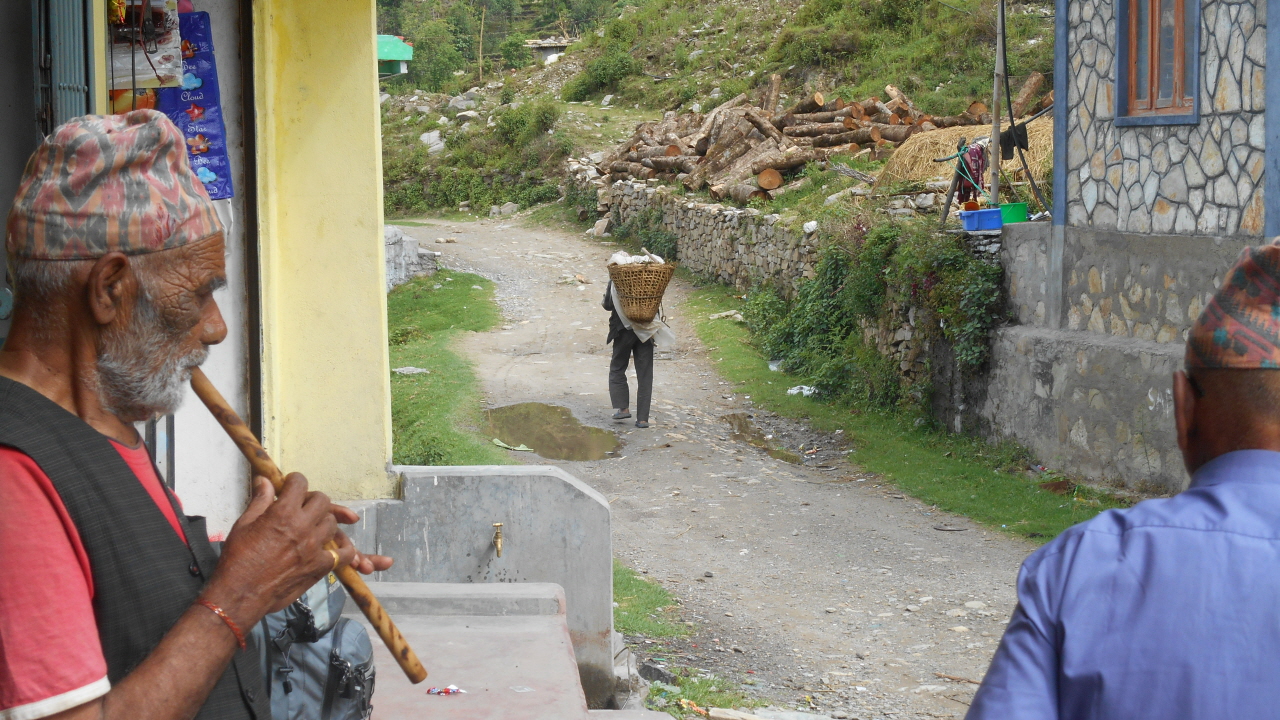 피리 부는 구멍가게 할아버지. 네팔 사람들이 농사지을 때 부르는 일노래를 들려줬다.