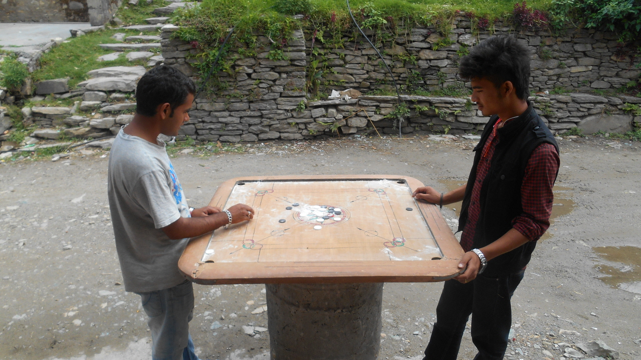 네팔 사람들은 캐런볼 놀이를 즐겨한다.
