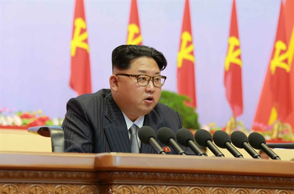 북한이 지난 6일 평양 4.25문화회관에서 제7차 노동당대회를 개최했다고 노동신문이 지난 7일 보도했다. 사진은 뿔테 안경을 쓰고 회색 넥타이와 검은색 줄무늬 양복차림의 김정은이 개회사를 하는 모습.