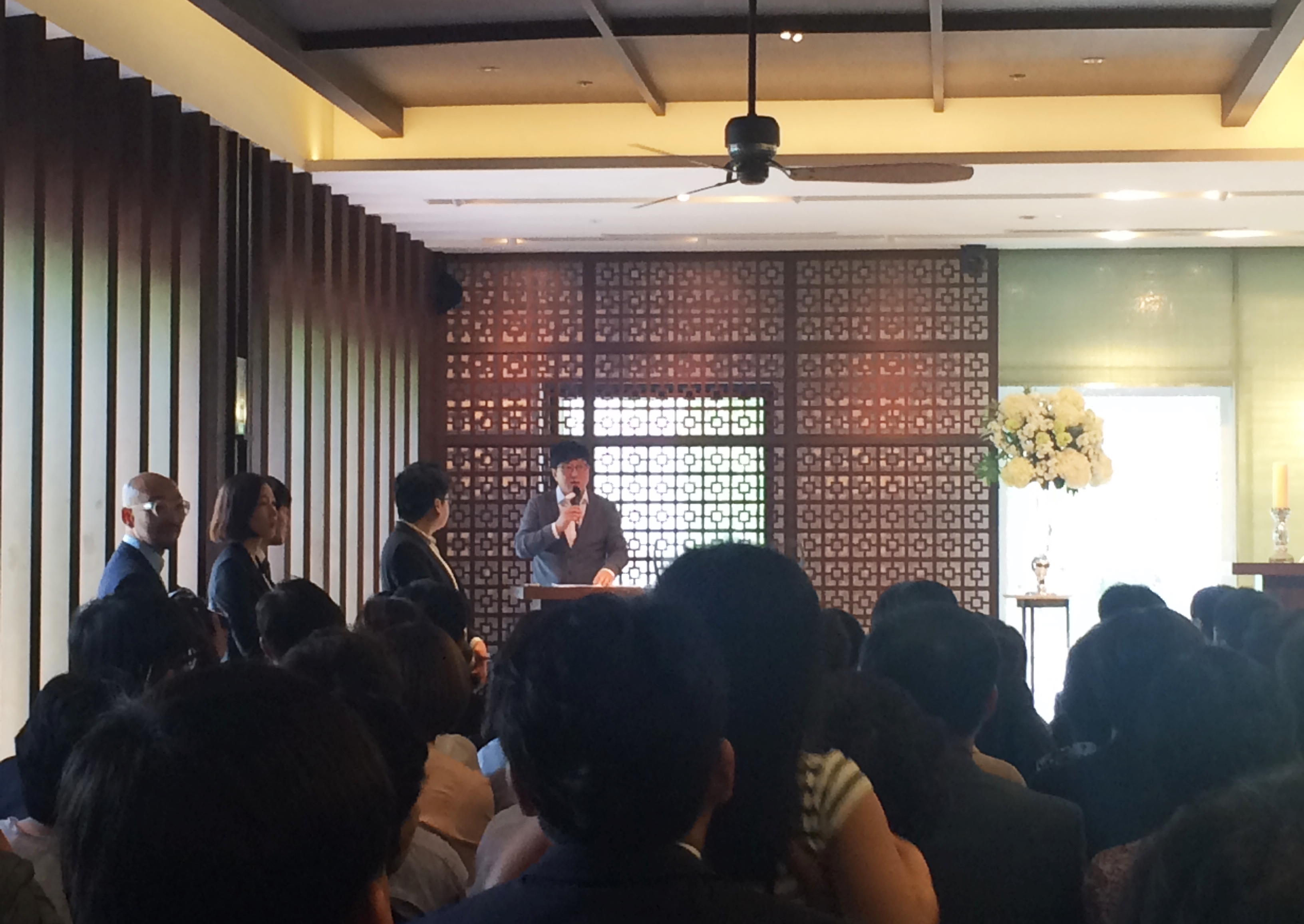  방송인 정형돈이 7일 오후 강남의 한 예식장에서 진행된 밴드 장미여관 강준우씨 결혼식의 사회를 맡았다.