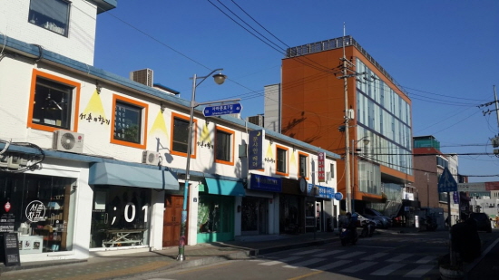 국내 최대의 시민단체인 '참여연대'(우측 4층 건물)와 시인 김광규 생가 터(좌측 2층 건물)
