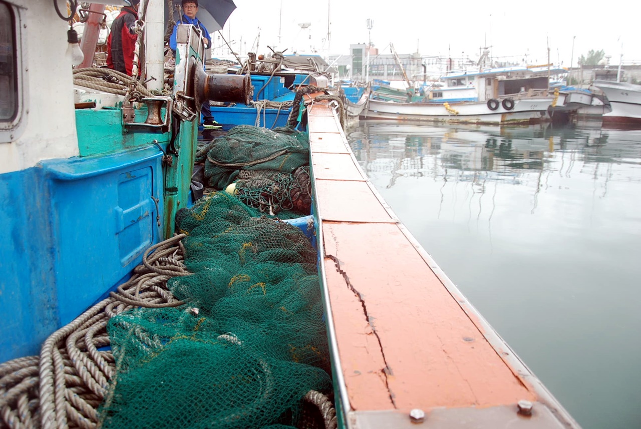 여수시 남면 안도 동쪽 10km해상에서 조업 중인 소형 어선과 대형 유조선(62,000톤 싱가포르선적)의 충돌로 우측 선수와 선미가 파손된 어선의 모습