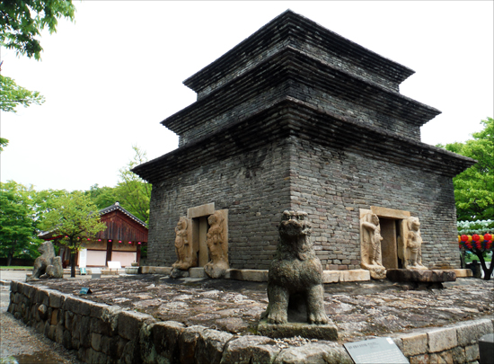     경주 분황사 모전석탑(국보 제30호). 현재 남아 있는 신라 석탑 가운데 가장 오래된 것으로 회흑색 안산암을 벽돌 모양으로 다듬어 쌓아 올렸다. 