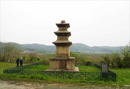     경주 황복사지 삼층석탑(국보 제37호). 692년 신라 효소왕이 부왕인 신문왕의 명복을 빌고자 세운 탑이다. 