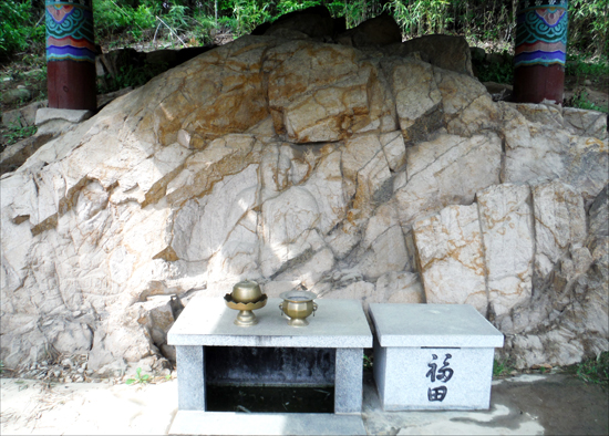    경주 낭산 마애보살삼존좌상(보물 제665호). 매우 드물게 보살상과 신장상이 나란히 배치되어 있다.