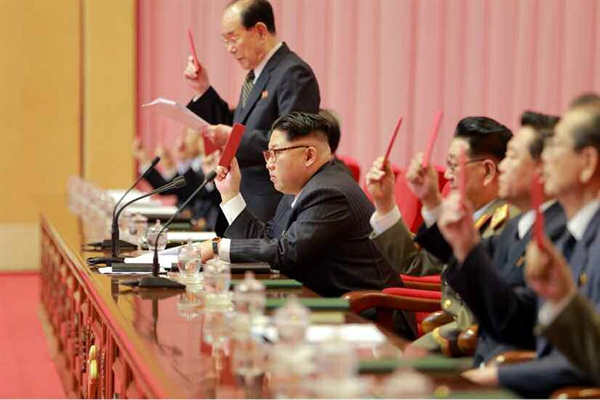 북한 노동신문이 6일 평양 4.25문화회관에서 제7차 노동당대회를 개최했다고 보도했다. 사진은 김정은 제1위원장을 비롯한 주석단의 인물들의 모습.