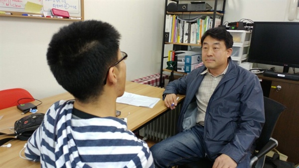  <자백>의 각본을 쓴 정재홍 작가와 지난 3일 홍대입구역 근처에서 만났다. 