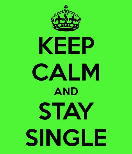  'KEEP CALM AND STAY SINGLE' 침착하고, 1인 가구를 유지하라.