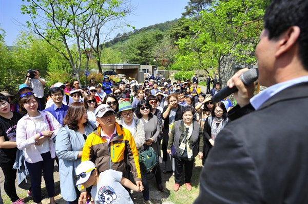  고 노무현 전 대통령 사저 특별관람 행사에 많은 사람들이 몰려들고 있다.