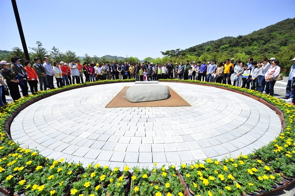  5월 한 달 동안 주말마다 진행되는 고 노무현 전 대통령 사저 특별관람 행사에 많은 사람들이 몰려들고 있다. 참가자들은 사저를 관람한 뒤 고 노무현 전 대통령 묘역을 참배한다.