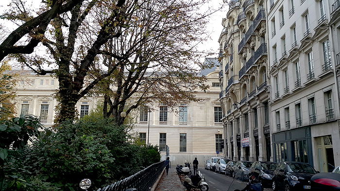 파리 국립도서관 앞