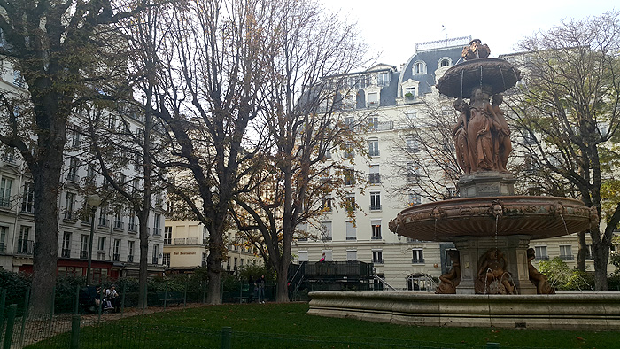 파리 국립도서관 앞 작은 공원