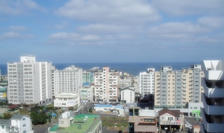  바닷가 앞에 조성된 대규모 아파트 단지는 초보 이주민들에게 아파트의 익숙함과 제주의 설레임을 동시에 선사한다.