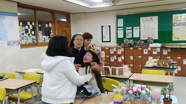 단원고 재학생 학부모들이 416기억교실에서 나간 뒤 정지아 엄마가 오열하고 있다. 