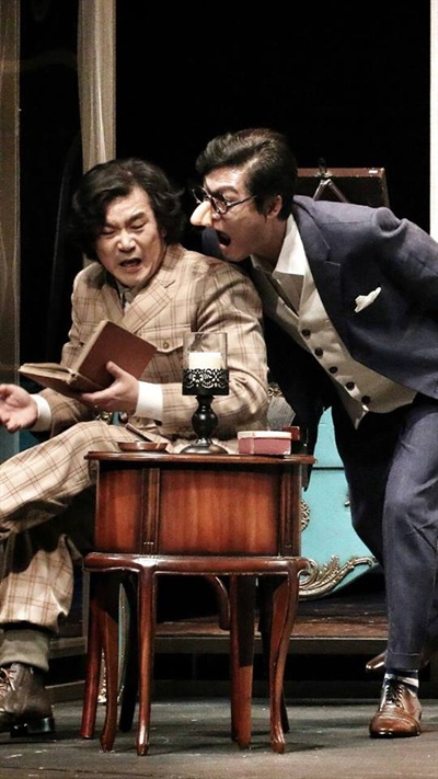  세르게이(역 김동균)를 놀리는 니꼴라이(역 박정학)연극 <플라토노트>의 한 장면. 