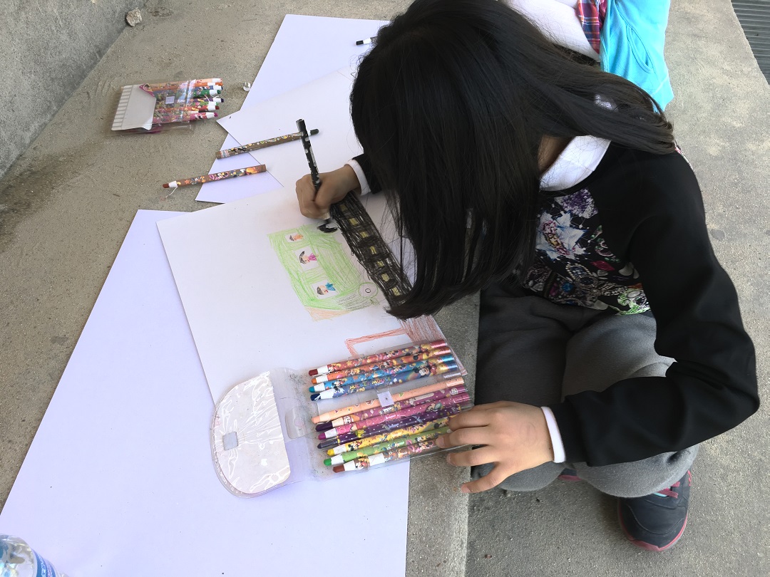 녹색정류장도서관 그림그리기대회에 참가한 어린이가 그림을 그리고 있다.