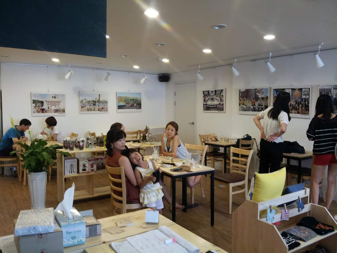 평소에 예술작품을 접하기 힘든 주민들이 카페 봄봄에 전시된 작품들을 관람하고 있다.