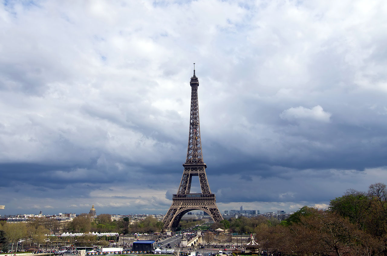  에펠탑은 프랑스가 프랑스 혁명 100돌인 1889년에 개최한 만국박람회를 계기로 ‘프랑스의 건재’와 ‘자존심 회복’을 위해 만든 ‘세계에서 가장 거대한 상징적 건축물’이었다. 
