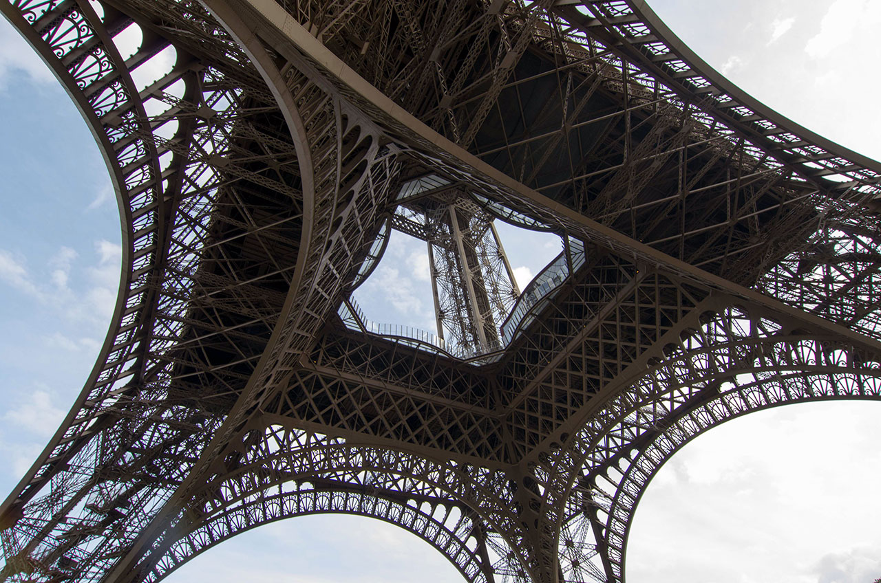  에펠은 기중기를 이용해 15만 개의 철 부품과 250만 개의 나사를 조립하여 27개월 만에 탑을 완공했지만 ‘철판으로 엮인 역겨운 기둥의 검게 얼룩진 역겨운 그림자’라고 폄하되기도 했다.