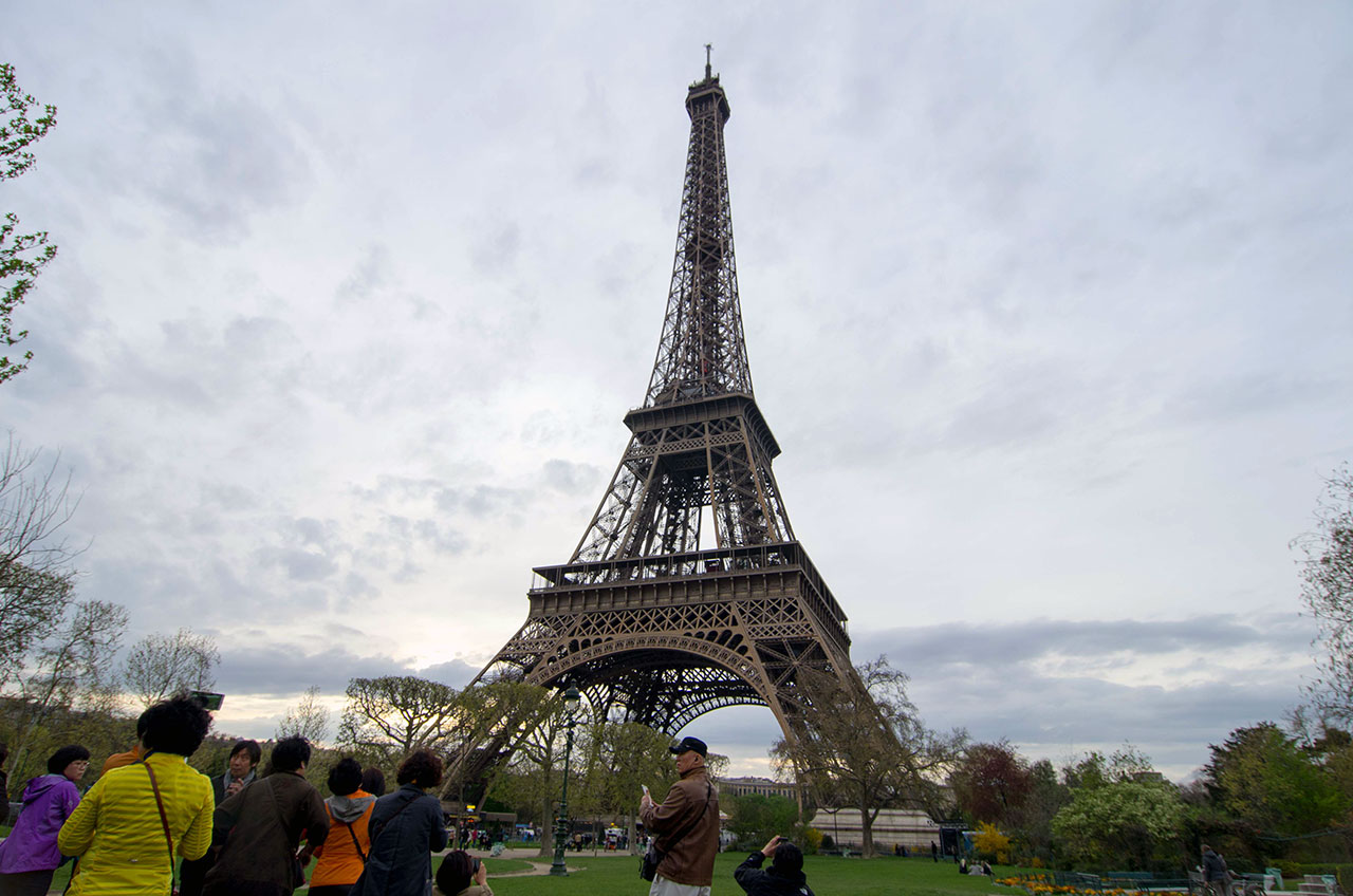  오늘날엔 파리의 랜드 마크가 되었지만 당시 시민들은 에펠탑 건설계획을 격렬하게 반대했다. 그러나 1909년 해체될 위기에 처하자 이번에는 시민들이 해체반대운동을 벌이면서 극적으로 살아남았다.