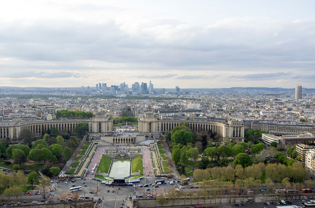  에펠탑 북서쪽으로는 샤요(Chaillot) 궁이 트로카데로(Trocadero) 광장을 날개로 감싸듯 펼쳐져 있다. 