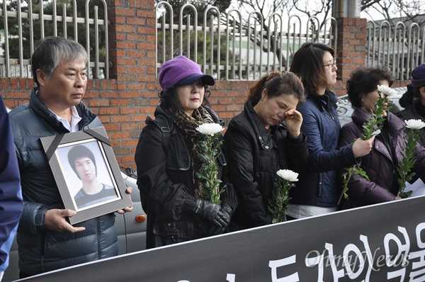 한 파견노동자는 2013년 10월 경북 구미의 삼성전자 하청업체 공장에서 장시간 노동에 따른 과로로 목숨을 잃었다. 2014년 3월 파견노동자의 부모가 이 공장 앞에서 열린 기자회견 도중에 눈물을 흘리고 있다.