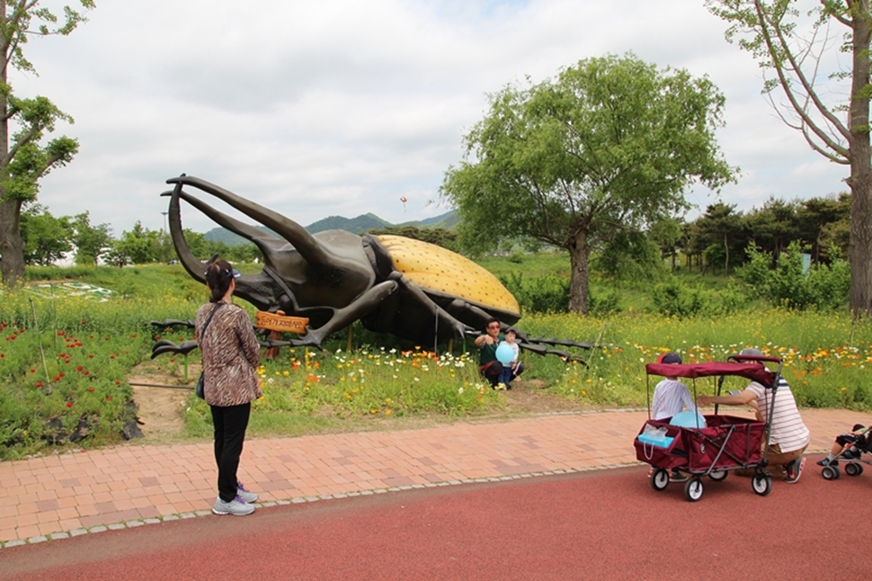 곤충 조형물 앞에서 기념 촬영을 하고있다. 