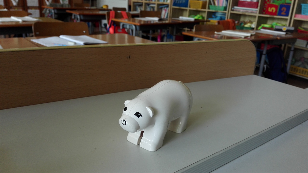 다음 날, 나는 아예 곰돌이를 우리 교실로 모셔왔다. 내 책상 위에 얌전히 앉아있는 곰돌이^^