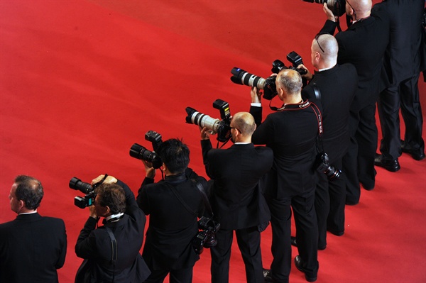  11일(현지시각) 제69회 칸영화제 레드카펫을 취재하는 사진기자들. 검은 턱시도를 갖춰입은 모습이 인상적이다. 