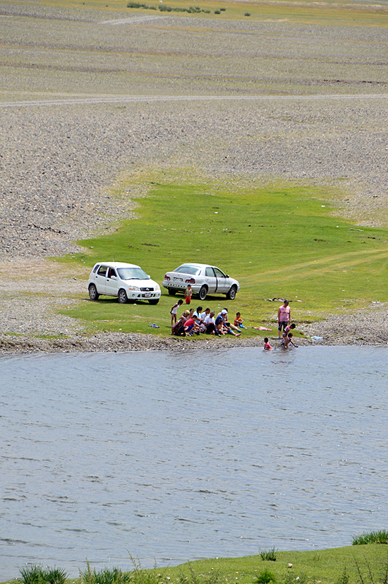 소풍 나온 가족. 온 가족이 함께 소풍을 나와 강변에서 즐거운 휴식을 취하고 있다.