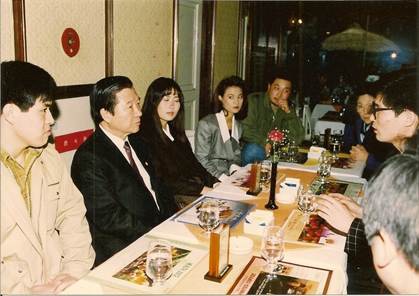  그의 데뷔작 5.18 영화를 보고난 후 김대중 총재와 영화스탭. 배우들과 식당에서 담소를 나누는 모습. 