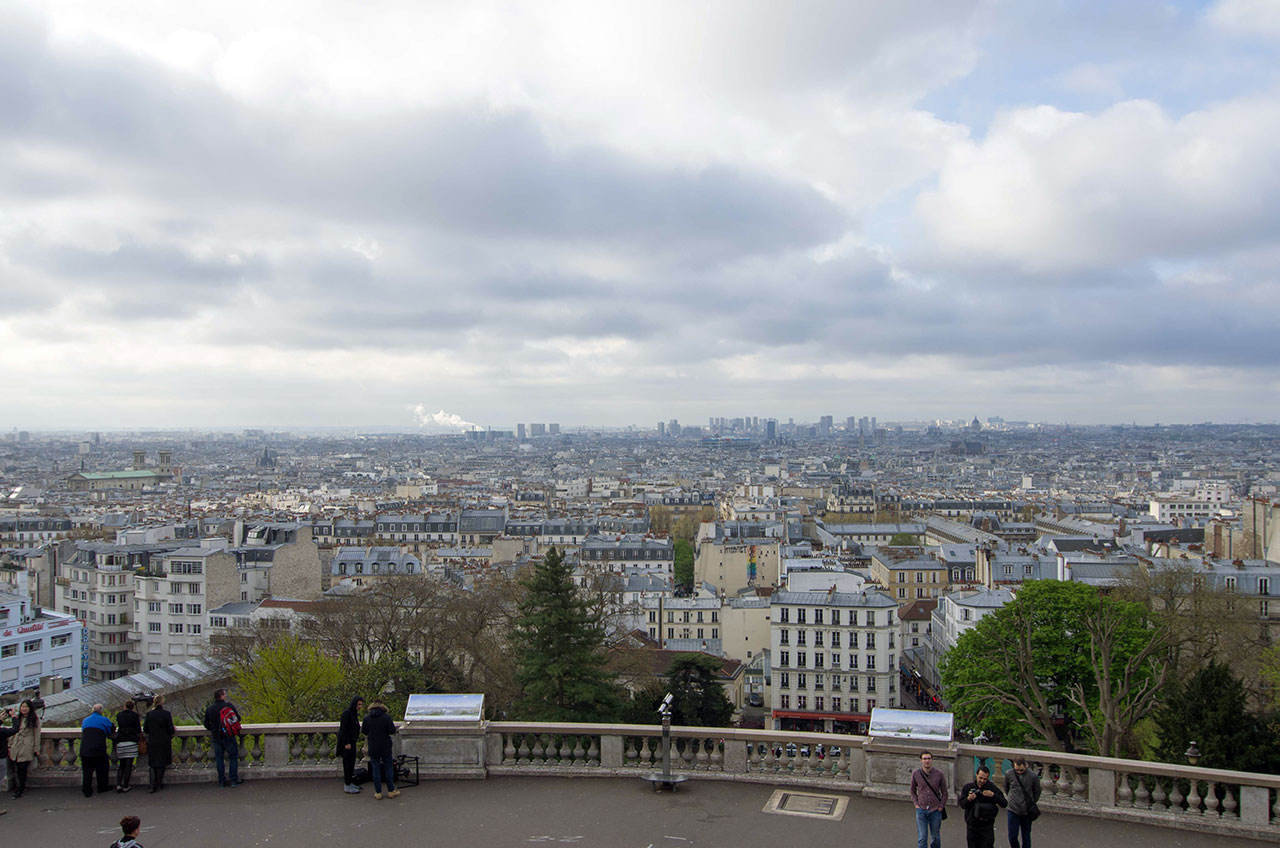  몽마르트의 사크레쾨르 대성당 앞에서 내려다 본 파리 시가지. 대체로 나지막한 지붕들 저편에 고층 빌딩들이 보인다.