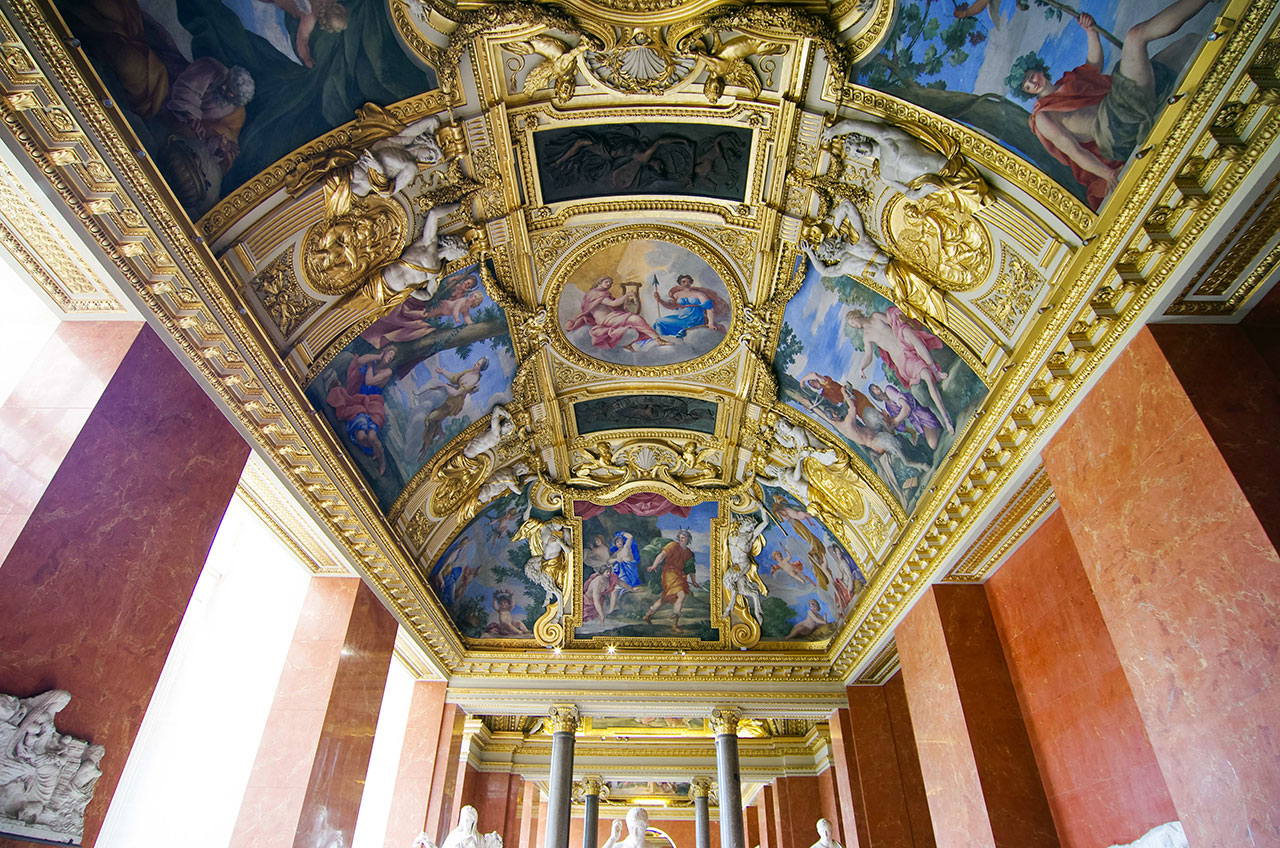  루브르 박물관의 화려한 프레스코화로 가득한 현란한 천장. 루브르의 회화 소장품은 13세기부터 1848년까지의 작품들로 약 6천 점 이상이라고 한다. 