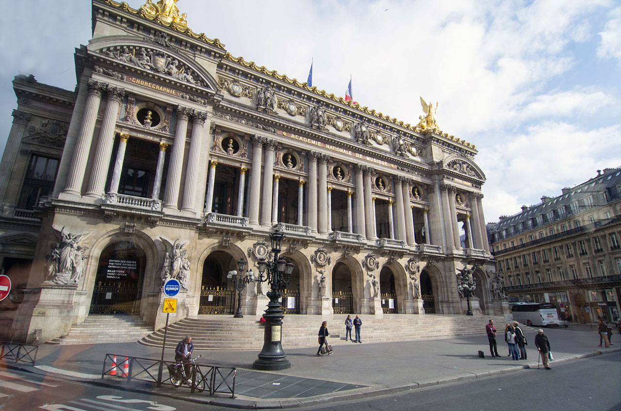  오페라 가르니에 또는 가르니에 궁이라 불리는 파리의 오페라 극장. 오스만은 노트르담 성당과 같은 역사적 건물을 수리·보수하고 오페라 가르니에 같은 건축학적 걸작을 세웠다. 