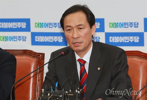 우상호 더불어민주당 원내대표가 13일 오후 서울 여의도 국회에서 박근혜 대통령과 3당 여야원내지도부 회동 결과를 브리핑하고 있다.
