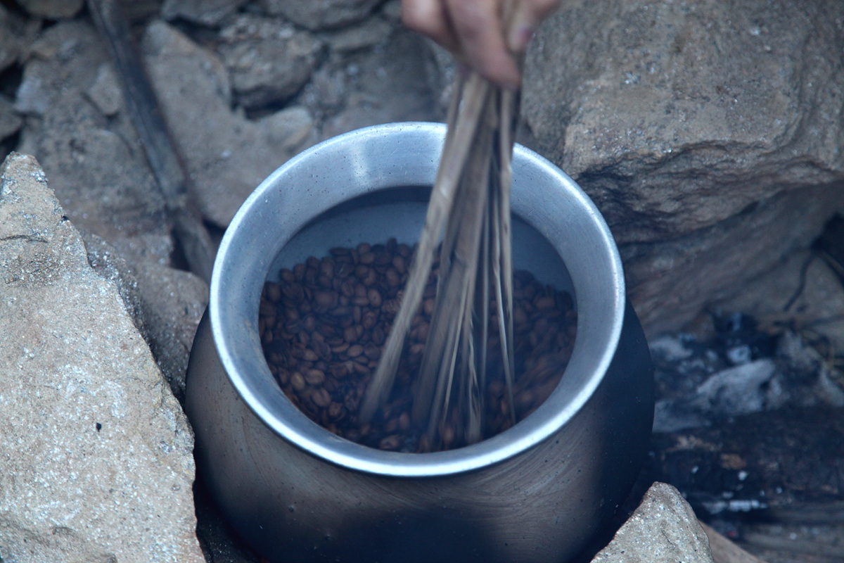 네팔 전통 로스팅  장작불을 피우고, 놋쇠 항아리를 불에 달구어 이십분 남짓 손으로 골고루 저어준다. 모닥불 연기와 함께 온통 커피 향이 번진다 