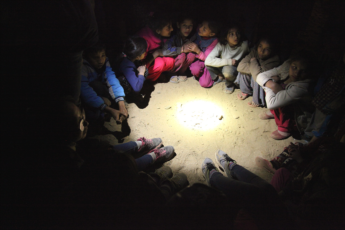 함께 둘러앉은 밤 모닥불을 피워두고, 태양광 랜턴에 의지해 아이들은 동그랗게 모여 발을 맞댄다. 