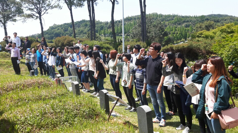 광주 운정동에 위치한 국립 5.18민주묘지의 학생,시민들 광주 운정동에 위치한 국립 5.18민주묘지에서 학생과 시민들이 모여 5.18의 정신을 계승하고, 기념하는 행사를 진행하고 있다.